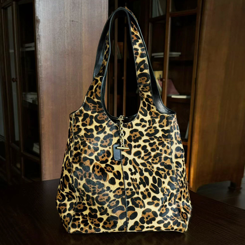 Luxury Bags Of 2026 - حقائب دلو صغيرة من الجلد الطبيعي