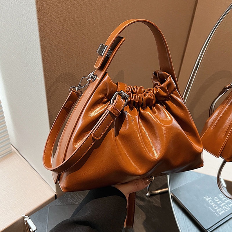 حقيبة نسائية بورجوندي مزينة بك - مراجعة Top Handle Patent Bag وسعره