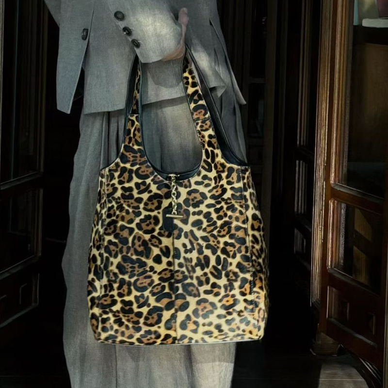 حقائب دلو صغيرة من الجلد الطبي - مراجعة Luxury Bags Of 2026 وسعره