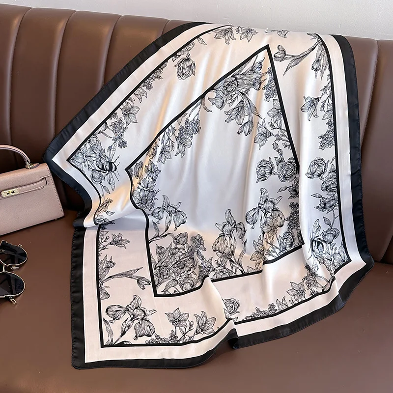 وشاح مربع من الحرير المطبوع با - مراجعة Luxury Bags Duffle وسعره