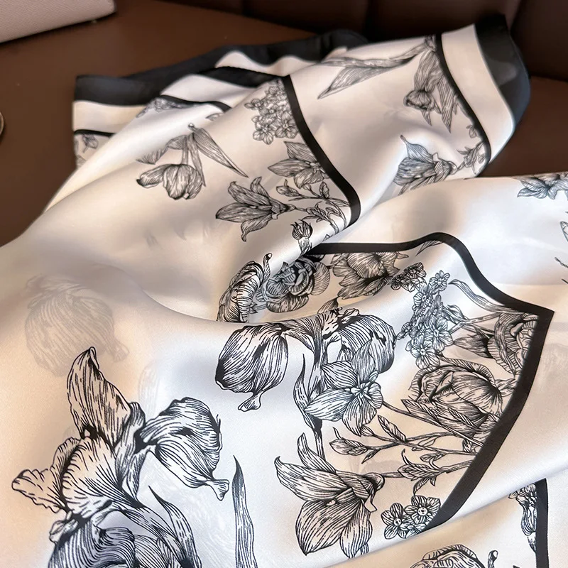 وشاح مربع من الحرير المطبوع با - مراجعة Luxury Bags Duffle وسعره