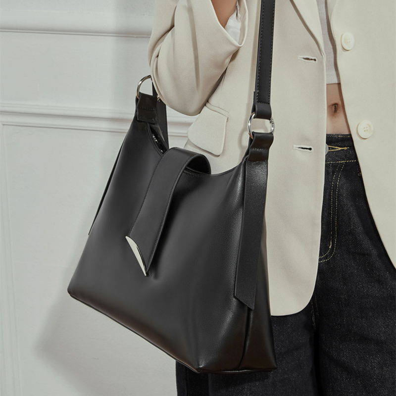حقائب كتف كبيرة من جلد البقر ا - مراجعة Luxury Bags Of 2026 وسعره