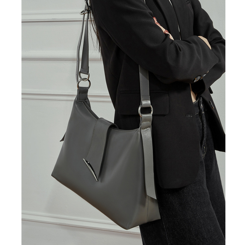 حقائب كتف كبيرة من جلد البقر ا - مراجعة Luxury Bags Of 2026 وسعره